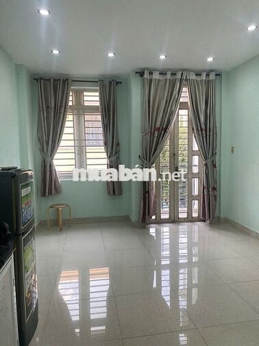 PASS phòng lầu 1 với cửa sổ ban công thoáng mát
