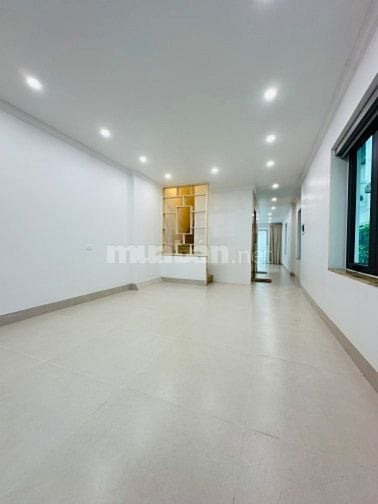 Bán nhà Hoàng Quốc Việt,7 Tầng Thang Máy, 3 Mặt Tiền, Ô tô tránh