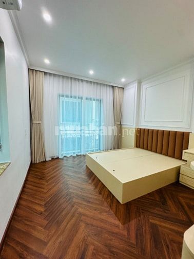 Bán nhà Hoàng Quốc Việt,7 Tầng Thang Máy, 3 Mặt Tiền, Ô tô tránh