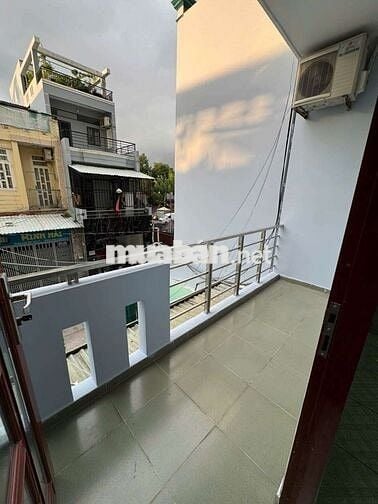 Cho thuê phòng ban công, có máy lạnh, tủ quần áo, máy giặt.