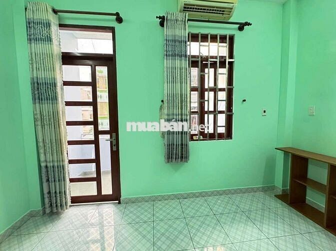 Cho thuê phòng ban công, có máy lạnh, tủ quần áo, máy giặt.