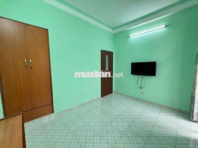Cho thuê phòng ban công, có máy lạnh, tủ quần áo, máy giặt.
