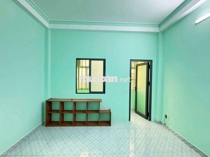 Cho thuê phòng ban công, có máy lạnh, tủ quần áo, máy giặt.
