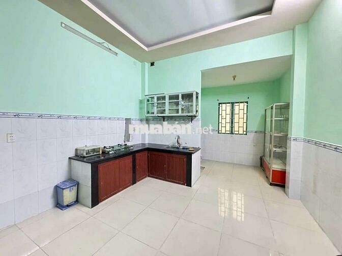 Cho thuê phòng ban công, có máy lạnh, tủ quần áo, máy giặt.