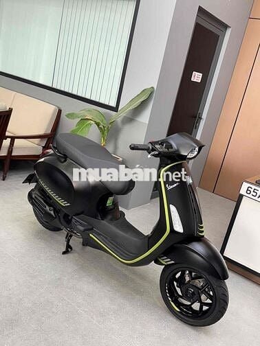 Vespa Sprint Tech 150cc Đen mới câu bình đổ xăng