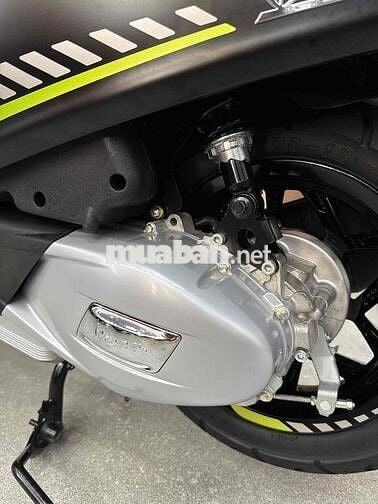 Vespa Sprint Tech 150cc Đen mới câu bình đổ xăng