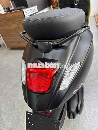 Vespa Sprint Tech 150cc Đen mới câu bình đổ xăng