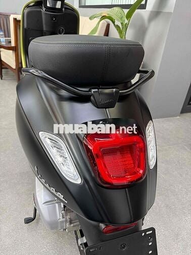 Vespa Sprint Tech 150cc Đen mới câu bình đổ xăng