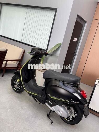 Vespa Sprint Tech 150cc Đen mới câu bình đổ xăng