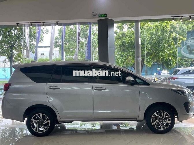 Cần bán Innova E số sàn 2021 Bạc Giá giảm sập sàn