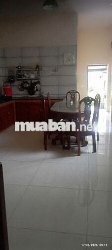 Nhà nguyên căn có 4 phòng ngủ, 3 tolet, 1 phòng bếp, một gara để xe 