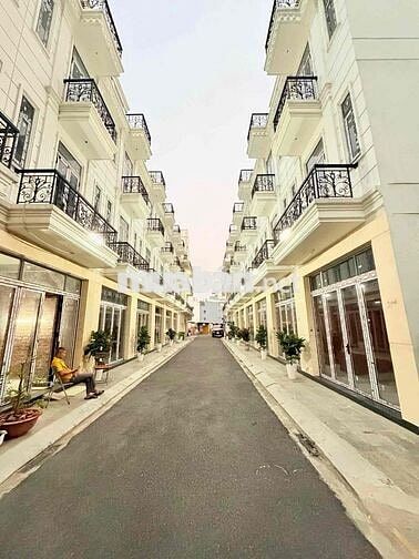 BÁN NHÀ KHU COMBOUND SÁT BÊN ĐẦM SEN QUẬN 11