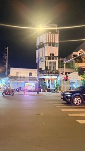 Nhà có thang máy, Mặt Tiền Tên Lửa, Bình Tận