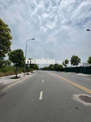 Chính chủ bán đất Cự Khối 120m², mặt tiền 9m, đối diện công viên hồ