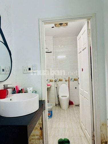 Định cư nước ngoài nhượng lại nhà 3 tầng full nội thất - đủ tiện nghi