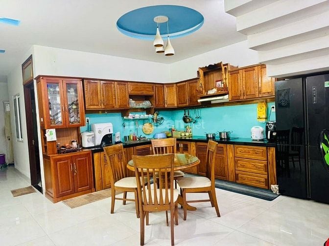 Định cư nước ngoài nhượng lại nhà 3 tầng full nội thất - đủ tiện nghi