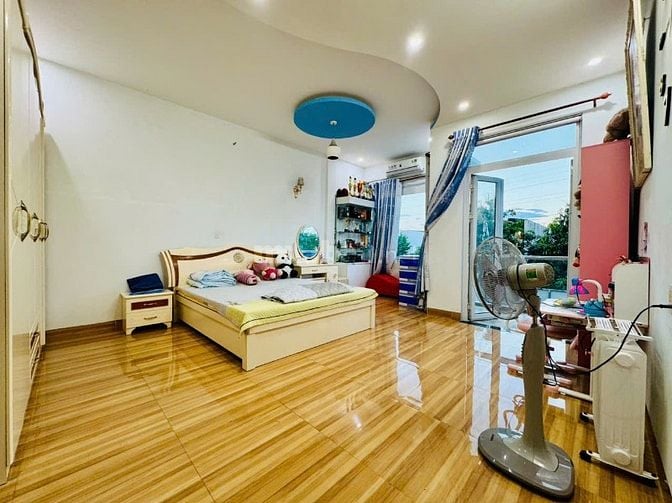 Định cư nước ngoài nhượng lại nhà 3 tầng full nội thất - đủ tiện nghi