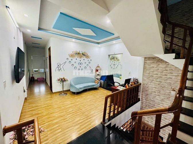 Định cư nước ngoài nhượng lại nhà 3 tầng full nội thất - đủ tiện nghi