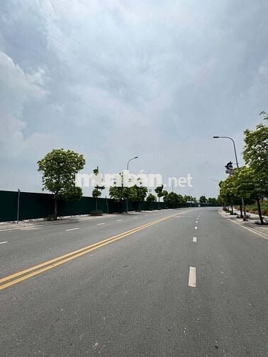 Chính chủ bán đất Cự Khối 120m², mặt tiền 9m, đối diện công viên hồ
