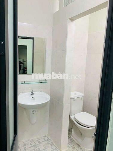 Cho thuê 1 phòng trong nhà hẻm 81 Huỳnh Mẫn Đạt sát trung tâm Quận 1
