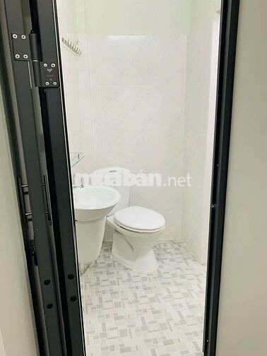 Cho thuê 1 phòng trong nhà hẻm 81 Huỳnh Mẫn Đạt sát trung tâm Quận 1