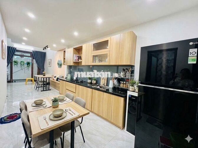 Chính chủ, Bán nhà mới toanh đường Đống Đa, DTSD 93m2, Full nội thất