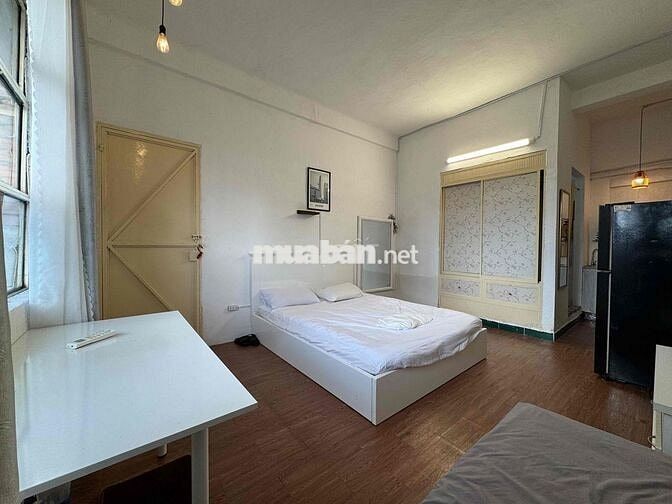Siêu Rẻ!! Cho Thuê Studio 25m2_Chung Cư Cũ_ Thang Máy_ Ngay Bến Thành