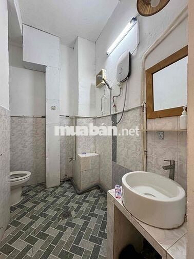 Siêu Rẻ!! Cho Thuê Studio 25m2_Chung Cư Cũ_ Thang Máy_ Ngay Bến Thành