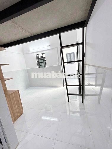 Phòng trệt rộng rãi ngay mũi tàu Mã Lò - Lê Văn Quới