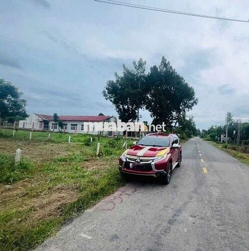 tôi cần bán miếng đất thổ cư giá rất ngộp ngan 12 dài 65, sổ hồng sẵn