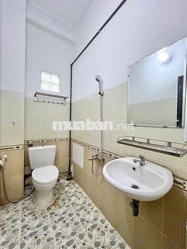 PHÒNG TRỌ CÓ GÁC HAI CỬA SỔ THOÁNG MÁT AN NINH NHÀ MỚI NỘI THẤT CƠ BẢN