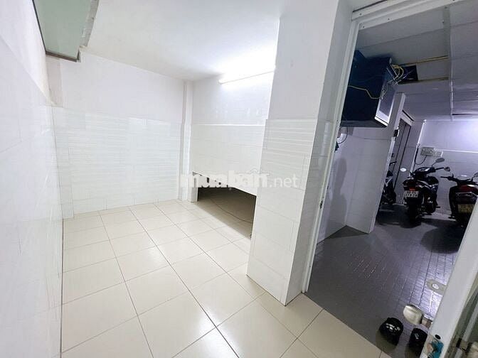 Phòng 1 người Bao tiền nước,phí dịch vụ sẵn máy lạnh ngay Hoàng Diệu 2