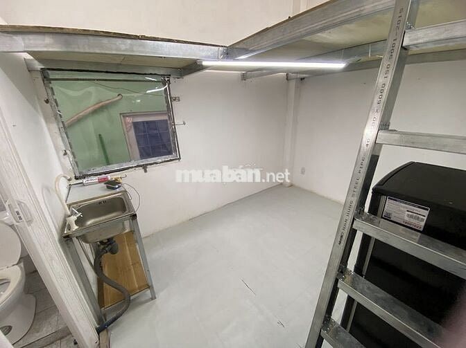 Căn Duplex full máy lạnh, bếp, tủ lạnh, cửa sổ lớn thoáng nhà mặt tiền