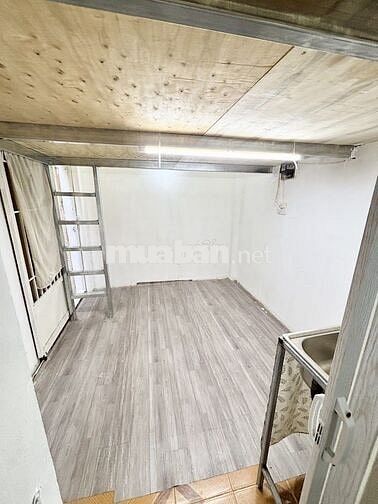 Căn Duplex full máy lạnh, bếp, tủ lạnh, cửa sổ lớn thoáng nhà mặt tiền