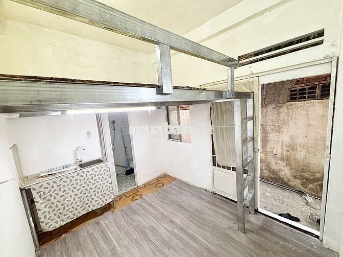 Căn Duplex full máy lạnh, bếp, tủ lạnh, cửa sổ lớn thoáng nhà mặt tiền