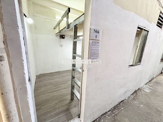 Căn Duplex full máy lạnh, bếp, tủ lạnh, cửa sổ lớn thoáng nhà mặt tiền