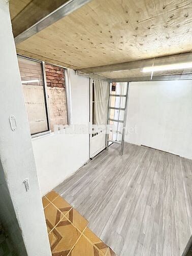Căn Duplex full máy lạnh, bếp, tủ lạnh, cửa sổ lớn thoáng nhà mặt tiền