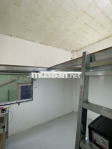 Căn Duplex full máy lạnh, bếp, tủ lạnh, cửa sổ lớn thoáng nhà mặt tiền