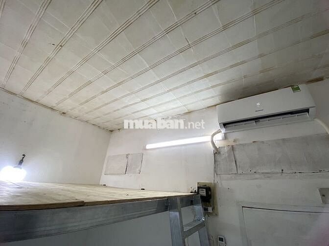 Căn Duplex full máy lạnh, bếp, tủ lạnh, cửa sổ lớn thoáng nhà mặt tiền