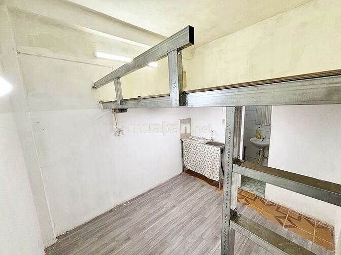 Căn Duplex full máy lạnh, bếp, tủ lạnh, cửa sổ lớn thoáng nhà mặt tiền