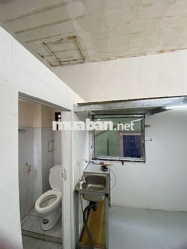 Căn Duplex full máy lạnh, bếp, tủ lạnh, cửa sổ lớn thoáng nhà mặt tiền