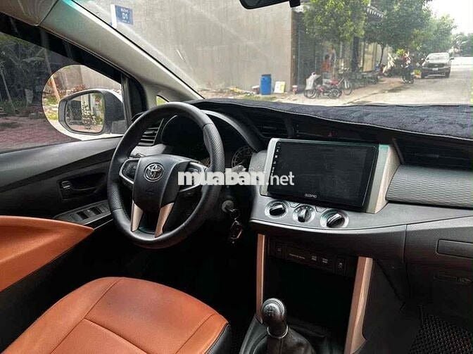 Toyota Innova 2018 E Số sàn Trắng