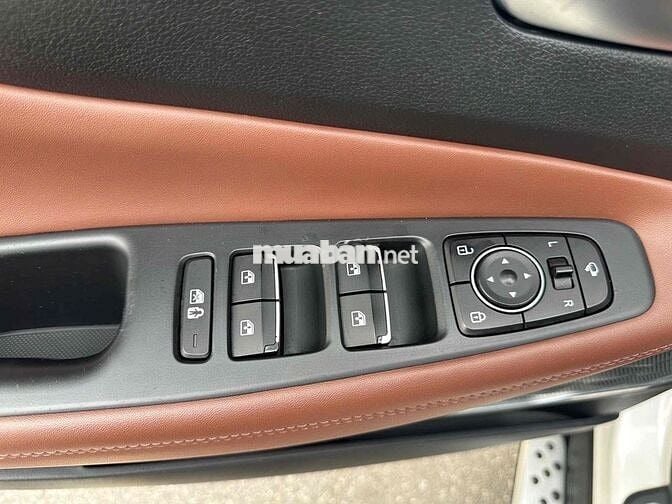 Hyundai Santa Fe HTRAC 2.2D Trắng 7 chỗ