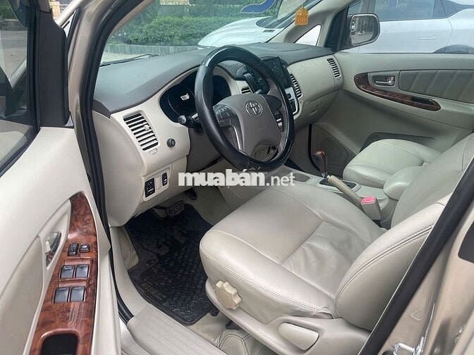 Toyota Innova V cao cấp 2016 Vàng cát 120.000 km