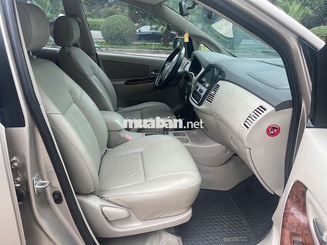 Toyota Innova V cao cấp 2016 Vàng cát 120.000 km