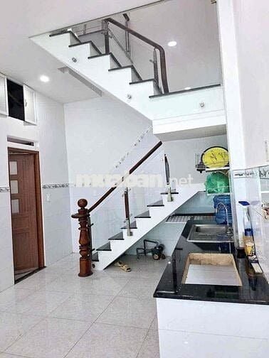 NHÀ 2 PHÒNG SẴN MÁY LẠNH HẺM XE TẢI BÀ HOM