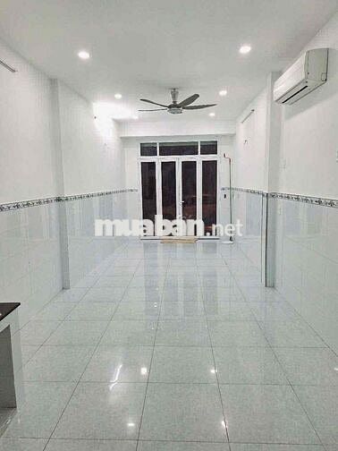 NHÀ 2 PHÒNG SẴN MÁY LẠNH HẺM XE TẢI BÀ HOM