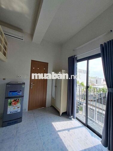 PHÒNG BAN CÔNG GIÁ RẺ-RỘNG HƠN 30m2-CÓ THANG MÁY NGAY LUỸ BÁN BÍCH