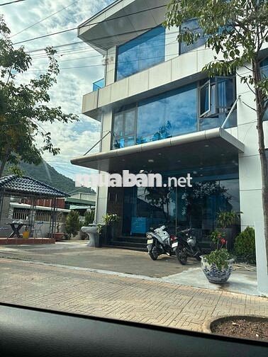 Bán trụ sở văn phòng. 3 tầng nội thất cao cấp, mặt tiền QL. giá 15tỷ