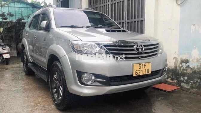 Toyota Fortuner 7 chỗ màu Bạc